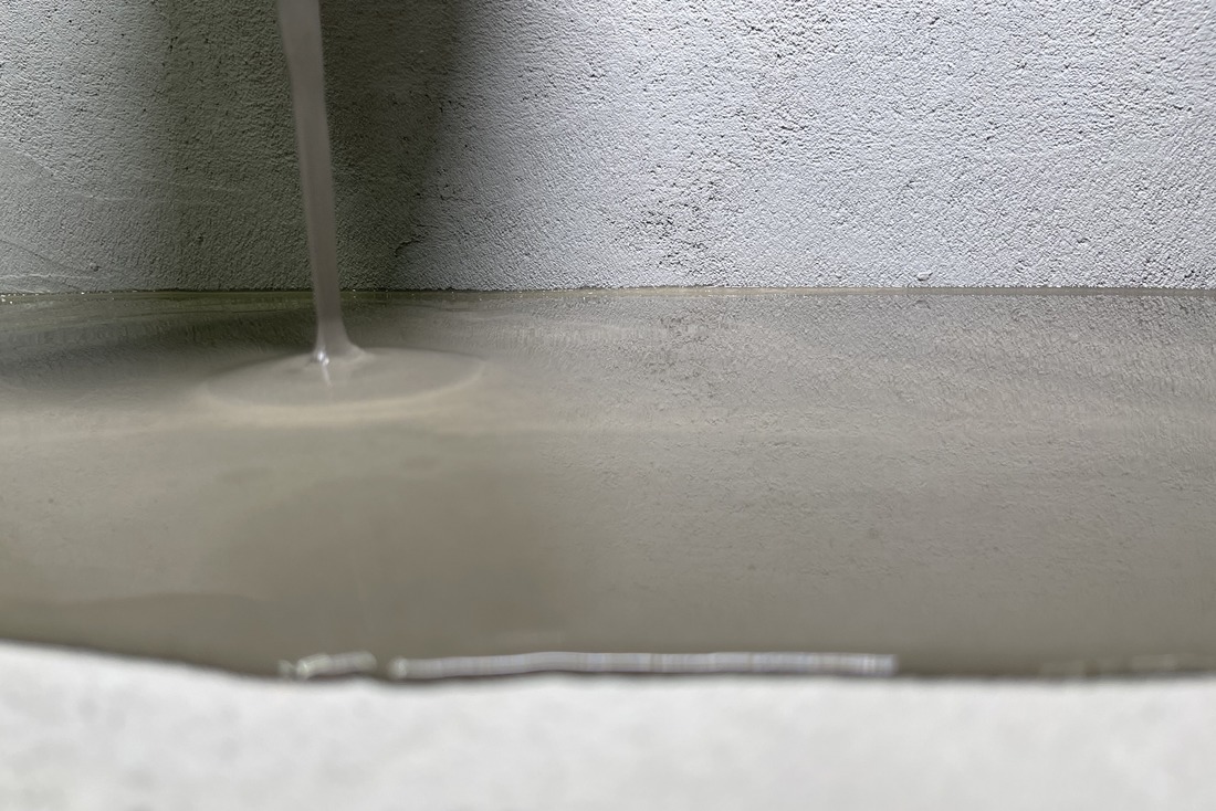 Чем и как лучше заделать трещины в бетонном полу?